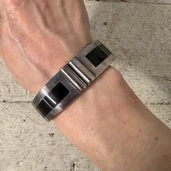 Vintage Solid Taxco Mexican Sterling Onyx Inlay Clamper Bracelet - Picture 1 of 10